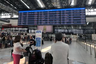 Těší se do Barcelony na rozlučku se svobodou. Zatím ale sedí v Praze na letišti - Seznam Zprávy